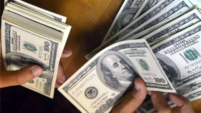 الأخضر طاير بصاروخ  .. اسعار الدولار اليوم في مصر بعد ارتفاعه بـ9 بنوك هتغير 700 دولار بكام مصري من السوق السوداء الان؟
