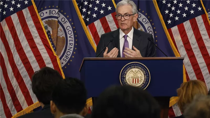 الاحتياطي الفيدرالي يفاجئ الأسواق: خفض جديد لـ أسعار الفائدة على الدولار بـ 0.25% والمفاجأة في تأثيره على الذهب