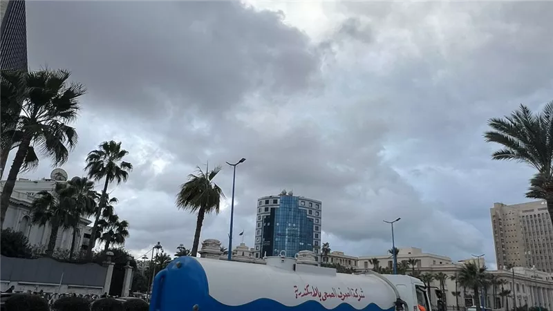 ماذا يحدث في الإسكندرية؟.. غيوم في السماء جعلت الظهر ليل ورفع الاستعدادات القصوى.. هل تتعطل الدراسة؟