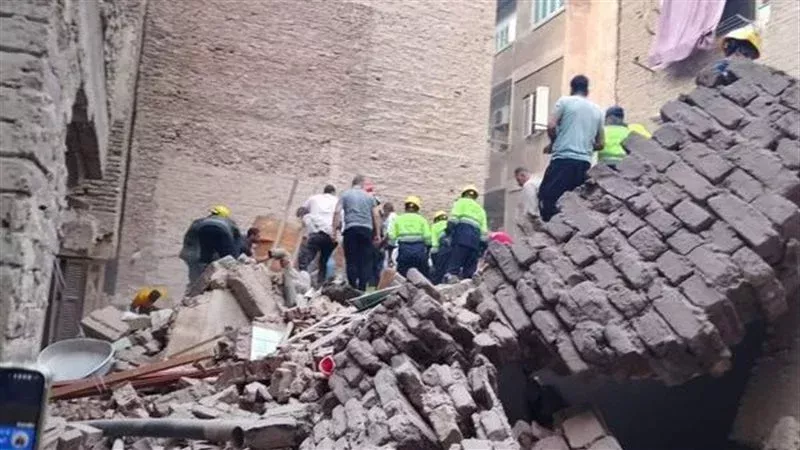 عاجل انهيار عقار بمحافظة القاهرة منذ قليل تحرك فوري من الحكومة للكشف عن الاسباب هل يوجد خسائر بالارواح ؟