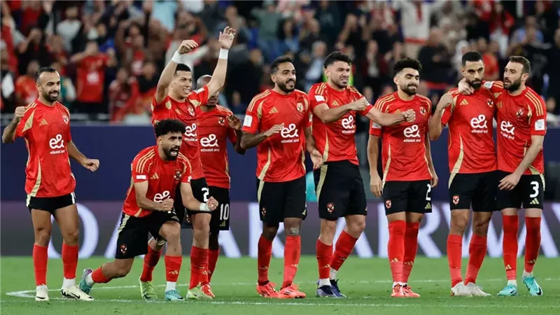 أول مرة الجمهور يعمل كده.. جمهور الأهلي يشن هجوما قويا على إدارة الخطيب من المدرجات
