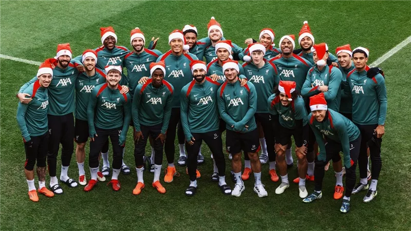 محمد صلاح يحتفل بالكريسماس مع لاعبي ليفربول ويتفوق على بيلي ليدل في قائمة الهدافين! لكن هل سيظل مع الريدز؟