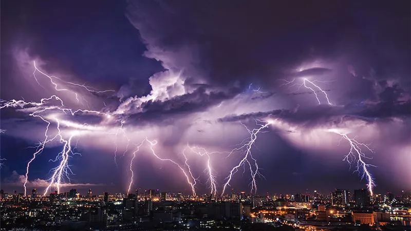 أصوات تهز السماء .. أمطار رعدية وصواعق ثلجية تضرب محافظة مصرية نوة عيد الميلاد تشعل الطوارئ ماذا يحدث في سماء مصر الآن؟ 