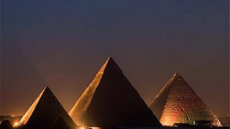 سر ظهور اللون الأسود على الأهرامات هل نزلت لعنة الفراعنة على أهرامات مصر ؟ مسئول يفجر مفاجأة وراء الظاهرة الغامضة!