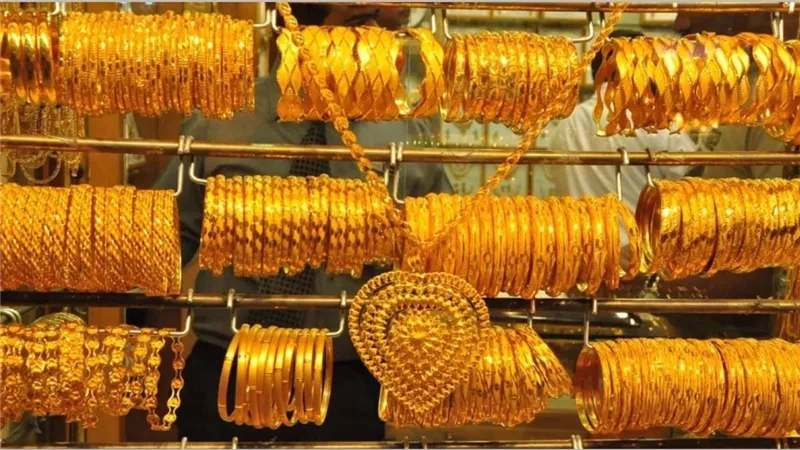 بعد تراجع سعر الدولار أسعار الذهب تفجر مفاجأة مدوية الان بمحلات المجواهرت تراجع سعر الاعيرة الذهبية وعيار 21 يسجل هبوط مفاجئ نزل كام جنيه؟