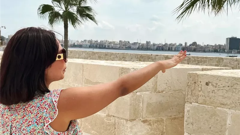 تفاصيل صادمة .. ممثلة شابة تتهم مخرج شهير بالتحـ ـرش وتؤكد : معايا الدليل