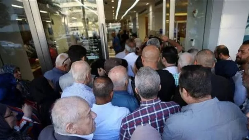 خناقات في طوابير البنك الأهلي وبنك مصر بعد إصدار شهادات إدخارية حققت مليارات الجنيهات  كيف تحصل علي أعلي عائد في السوق البنكي 