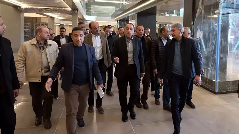بدون نظارة ظهور مفاجئ لدكتور مصطفي مدبولي يحتل التريند لماذا قرر رئيس الوزراء  التخلي عن نظارته بعد سنوات ما السر وراء هذا التحول؟ 