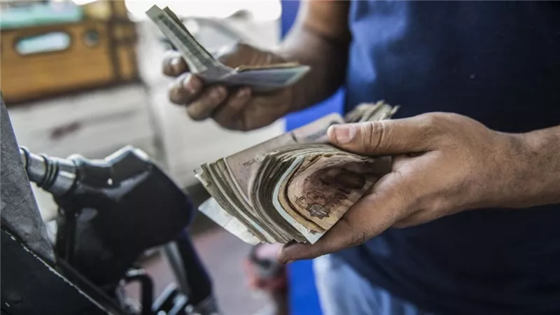 الحكومة تحسم الجدل بشأن زيادة أسعار البنزين 5 جنيه دفعة واحدة خلال العيد