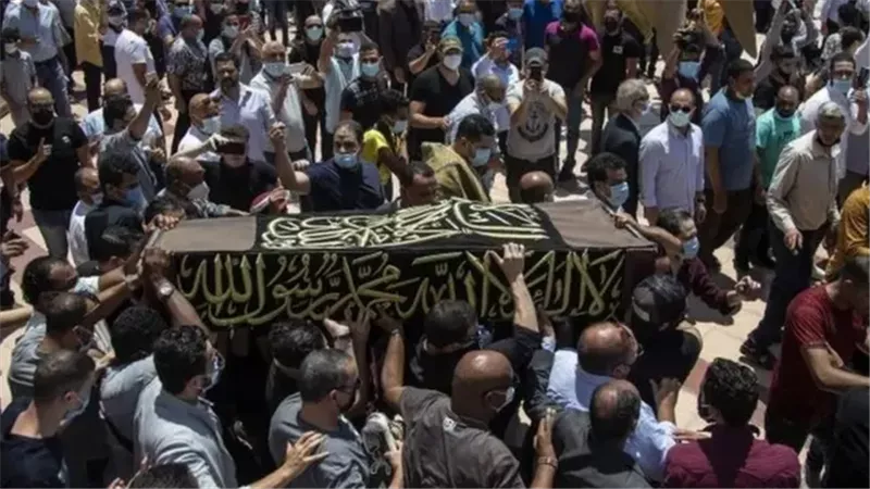 عاجل: الموت يضرب الوسط الفني الآن: وفاة فنان قدير بعد مشوار فني طويل - إبنته تعلن وفاته بكلمات مؤثرة ومنير مكرم يعلن التفاصيل ماذا قال؟