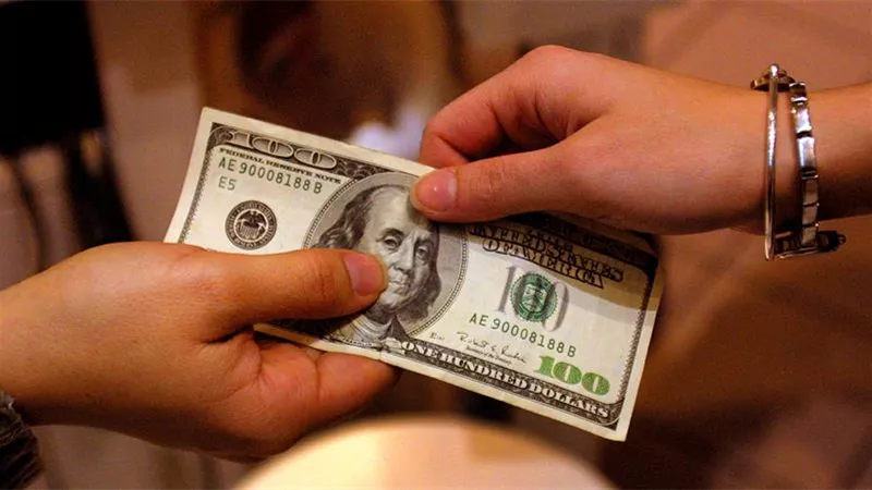 هل ارتفع سعر الدولار مقابل الجنيه المصري في السوق السوداء بعد قفزته بـ البنوك .. ما هو أعلي سعر للدوﻻر اﻻن؟