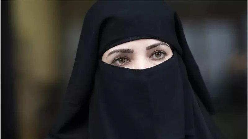 قرار مثير للجدل في دولة مسلمة: حظر النقاب وتقنين الشعائر الدينية وفرض غرامة مالية ضد المخالفين... ما هي التفاصيل وأسباب القرار؟
