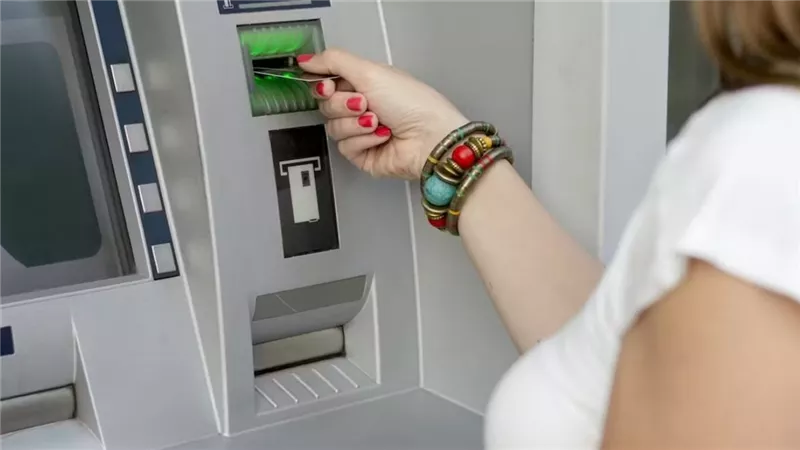 «كل سحبة وليها تمن».. رسوم السحب اليومي من ماكينات ATM وحدود السحب النقدي في البنوك المصرية – اعرف هيتخصم منك كام ومين الأغلى