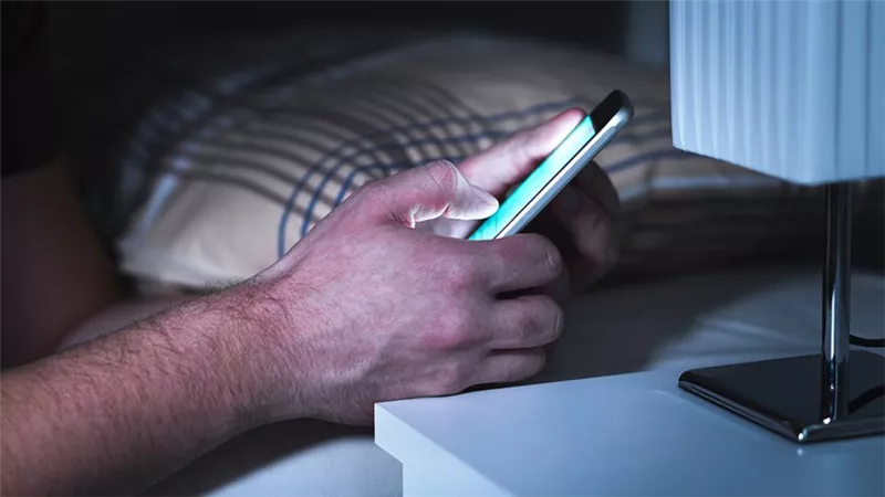 قلبك وصحتك فى خطر....عادة تصفح الموبايل قبل النوم عادة خطيرة وهذا ما سيحدث لجسمك بسببها
