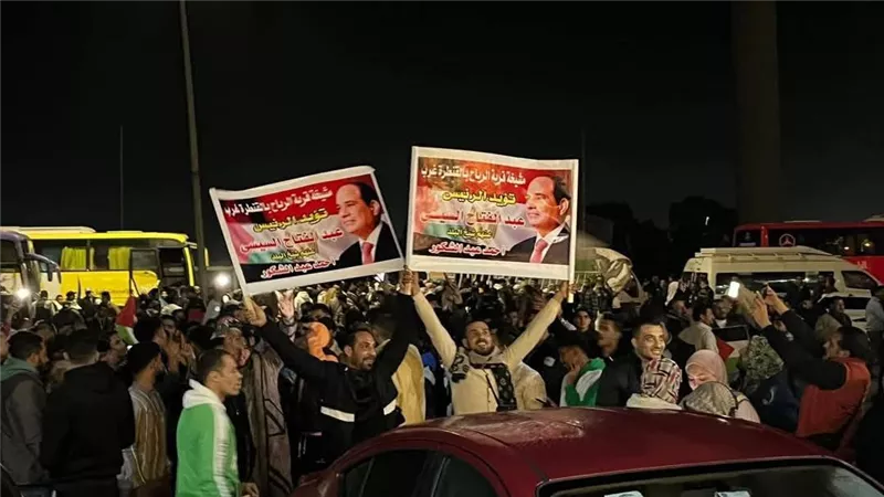 حشود بالآلاف تتجه لمعبر رفح.. الشعب المصري يرفض التهجير من المسافة صفر: شاهد ماذا قال ترامب بعد تصريحات الرئيس السيسي؟