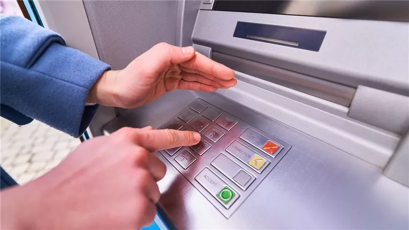 وداعًا للفيزا.. إجراء مفاجئ من البنوك يغير طريقة صرف معاشات فبراير 2025 من ماكينات الـ ATM | ما القصة؟