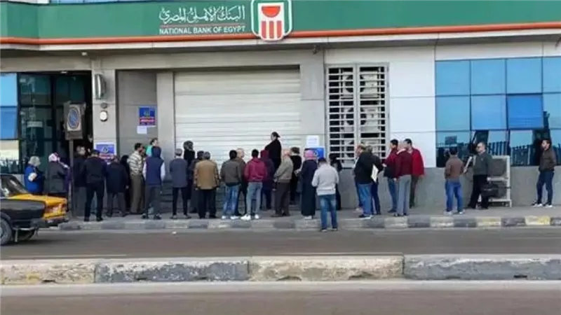 قبل اجتماع سعر الفائدة.. زحام غير مسبوق على فروع بنكي الأهلي ومصر بعد طرح أقوى شهادة ادخار: استثمر 200 ألف وكسب 150 ألف جنيه