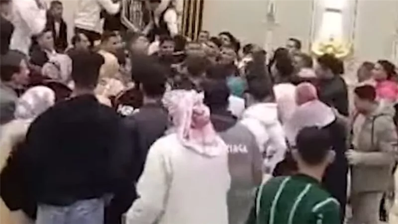 العريس قلع حزامه ونزل ضـ  رب في أهل العروسة.. تفاصيل رهيبة عن 