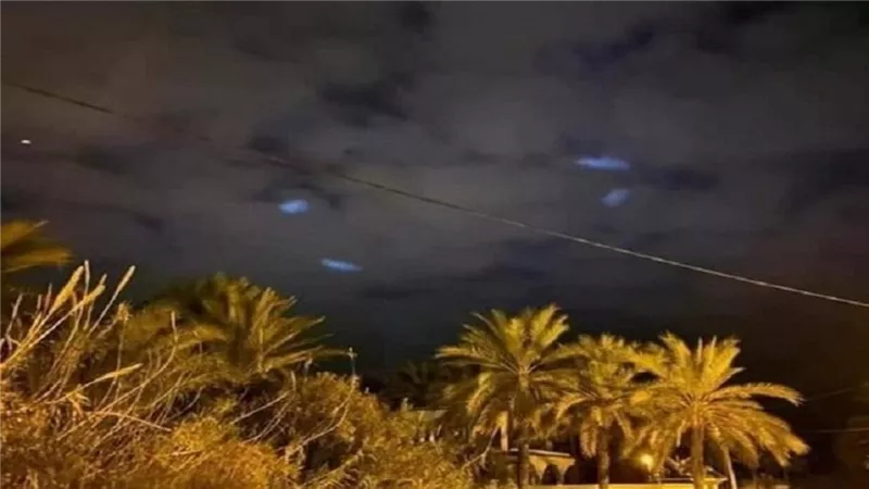 «وميض غامض» وأجسام غريبة تنير سماء الشرقية وتثير الذعر بين المواطنين.. كائنات فضائية أم ظاهرة طبيعية؟ (فيديو)