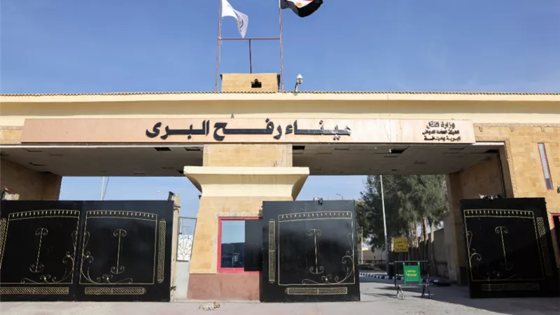مصر تفتح معبر رفح وتؤمن مرور قوافل زاد العزة المحملة بالغذاء والدواء إلى غزة