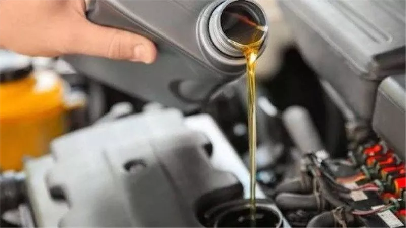 بعد انتشار زيوت السيارات المغشوشة وارتفاع اسعاره بالخطوات اعرف ازاى تحمى نفسك من الواقع فى هذا الفخ