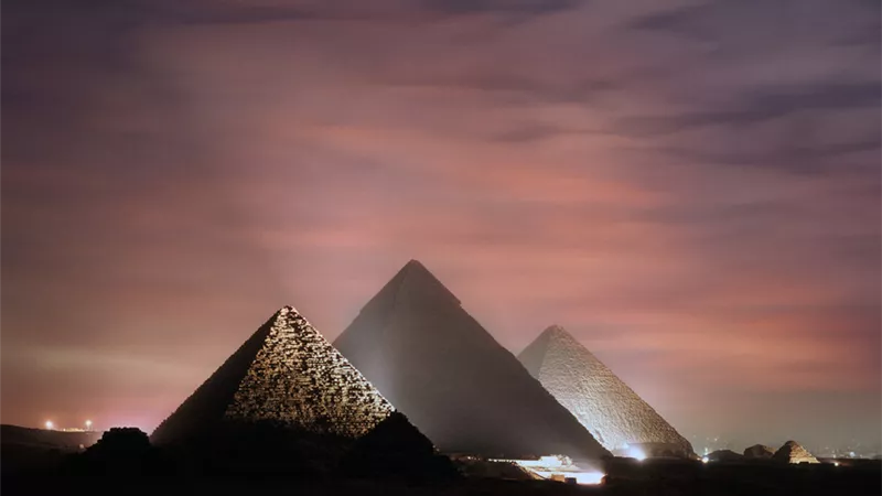 عالم آثار يكشف حقيقة ممارسة سياح لعبادات غامضة وطقوس شيطانية أمام الأهرامات