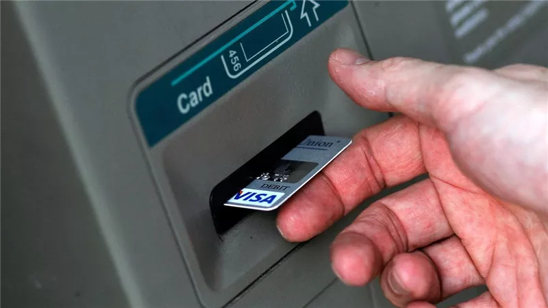 كيف تعمل ماكينة ATM  