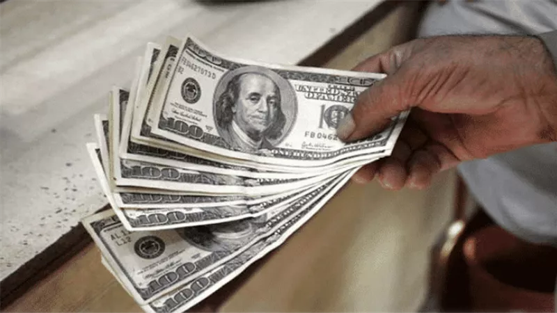 سعر الدولار اليوم يخالف التوقعات بعد تثبيت أسعار الفائدة ويحقق مستوي جديد في السوق السوداء هل ارتفع الأخضر بعطلات البنوك تحويل 1000 أخضر بكام؟