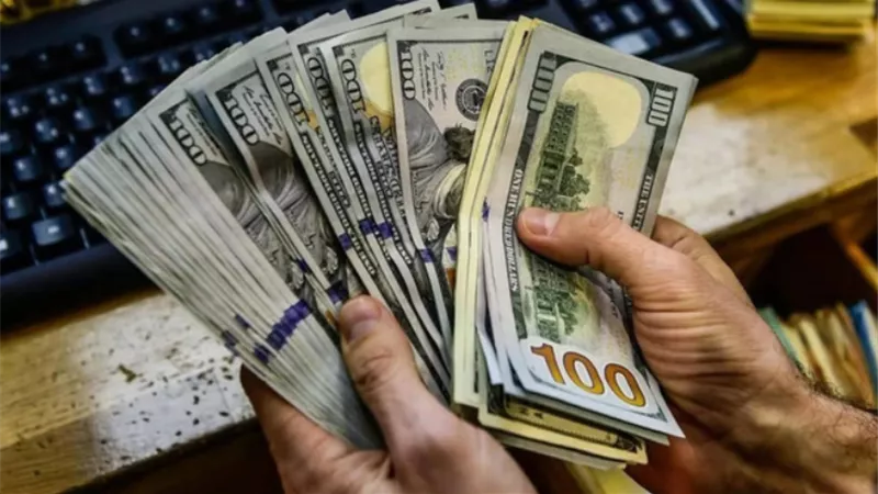 ارتفاع الأخضر بـ10 بنوك .. سعر الدولار في السوق السوداء  يسجل ارقاماً جديدة خلال عطلات البنوك هتحول 100 دولار بكام من ATM؟