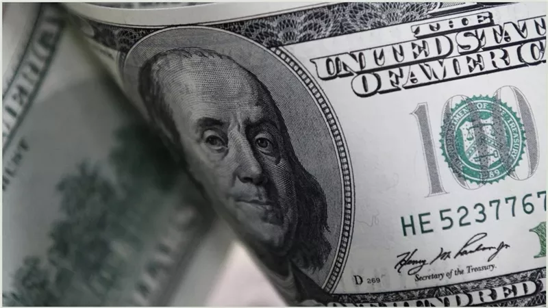 الأخضر حظه حلو.. سعر الدولار اليوم يواصل التراجع في البنوك.. كم وصل في السوق السوداء مقابل الجنيه المصري؟