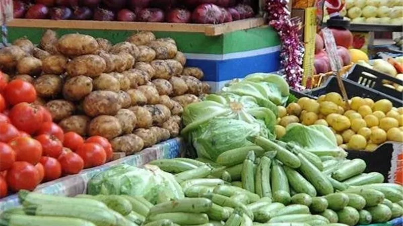 تحركات غير متوقعة في أسعار الخضروات والفواكه سوق العبور يكشف التفاصيل - كم وصل سعر كيلو الطماطم اليوم؟ 