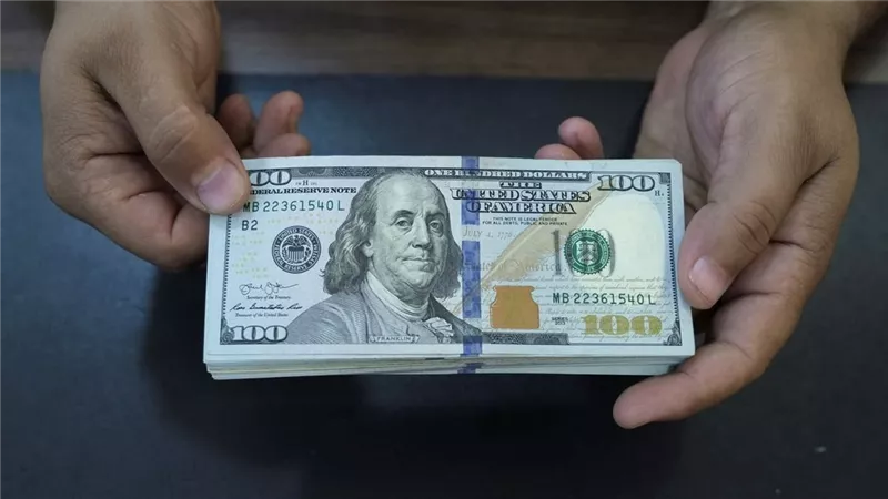 الأخضر يُشعل التريند ..  سعر الدولار الآن يقفز  إلي 51 جنيهاً رسمياً بهذه البنوك وسط ترقب تدخل البنك المركزي هل تتخطى السوق السوداء هذا الرقم؟