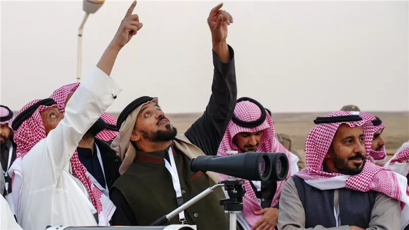 بعد جدل هلال العيد.. حقيقة دفع المملكة العربية السعودية  1.6 مليار ريال كفارة عن إفطار خاطئ