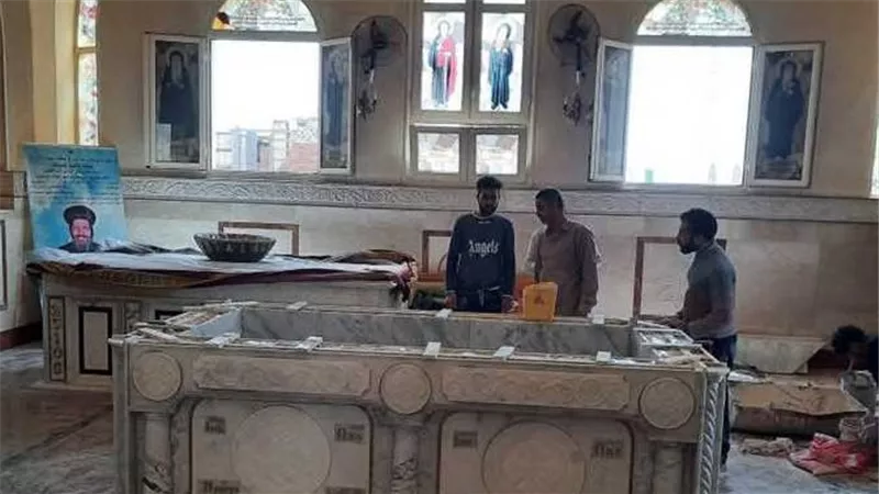 بالدموع والصلوات.. دير الأنبا مكاريوس السكندري يفتح أبوابه لاستقبال جسد الأنبا باخوميوس وسط أجواء من الحزن بحضور قيادات الكنيسة  