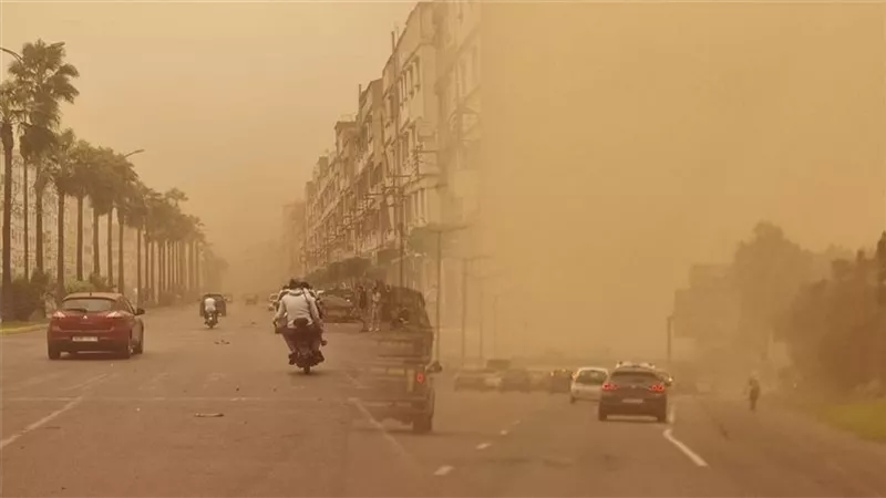 قبل خروجك من البيت .. الأرصاد تحذر: تقلبات جوية ورياح مثيرة للأتربة تؤثر على الرؤية | تعرف على حالة الطقس خلال الساعات المقبلة