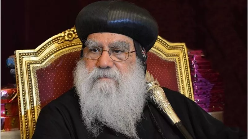 إلقاء نظرة الوداع على جثمان الأنبا باخوميوس شيخ مطارنة الكنيسة القبطية الأرثوذكسية في مطرانية البحيرة