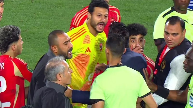 الحكم لازم يتعاقب على اللى عمله مع محمد هانى...أول رد فعل من إدارة الأهلى وتحرك عاجل بسبب الواقعة