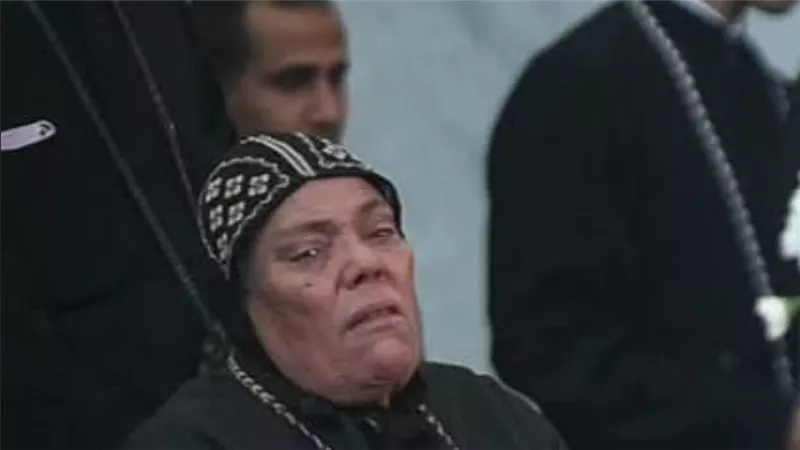 ألم الفُراق..ودموع الإبن لأبوه..حكاية الراهب المنهار فى جنازة الانبا  باخوميوس ودور البابا تواضروس فى حياته..فمن هو ومن يكون ؟