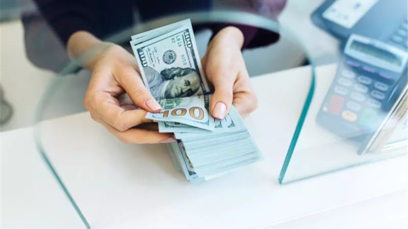 بعد ارتفاعه في بنوك مصر هل  كسر سعر الدولار في السوق السوداء اليوم  حاجز الـ52 جينهاً ؟ تحديث جديد يجيب علي التساؤلات