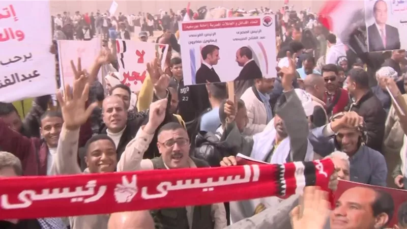 شاهد مشهد مهيب للمصريين أمام معبر رفح دعمًا لفلسطين ورفض تهجير الفلسطينيين تزامناً مع زيارة السيسي وماكرون ماذا يحدث في العريش الان؟ 