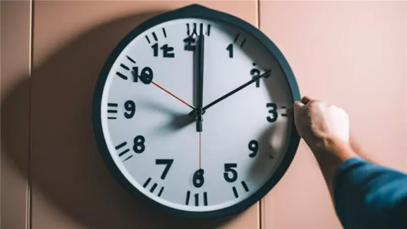 هل يؤثر على الموظفين والمرتبات؟.. التوقيت الصيفي راجع رسميًا في أبريل 2025 والساعة هتتقدم 60 دقيقة – اعرف الموعد الرسمي من الحكومة