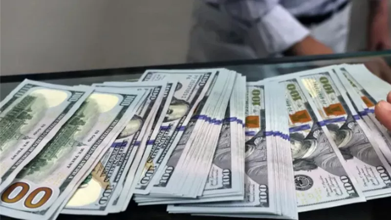 الأخضر رجع للتريند تاني .. قفزة مفاجئة في سعر الدولار أمام الجنيه المصري بالبنوك منتصف اليوم وسط توقعات بمزيد من الارتفاع.. فهل اشتعلت السوق السوداء؟