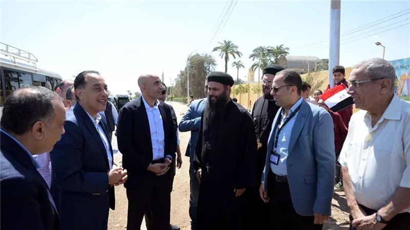 موقف إنساني من رئيس الوزراء مع طاقم مدرسة سانت ماري خلال سير موكبه شاهد بالصور ما فعله مدبولي في طريقه لمحافظة أسيوط
