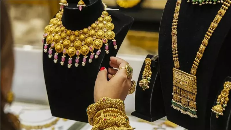 عيار 18 و21 بكام النهاردة؟ .. أسعار الذهب اليوم الخميس 10 أبريل بالتعاملات المسائية في محلات الصاغة | ويسجل سعر الجرام هذه القيمة الآن