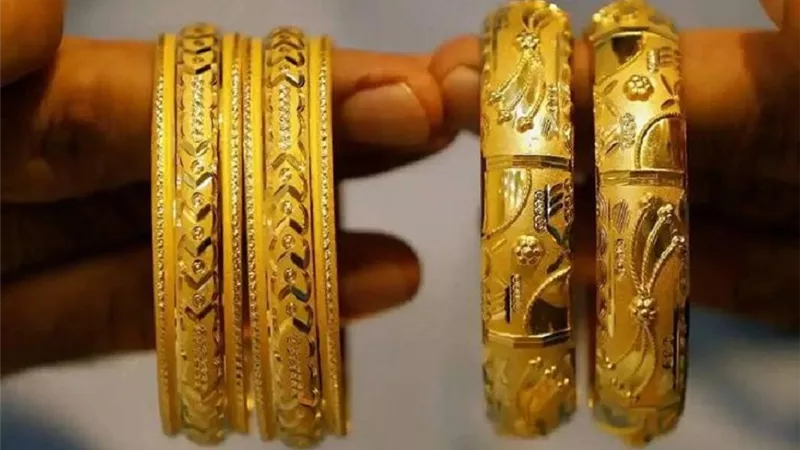 الأصفر يحتل الصدارة ..  سعر الذهب  في منتصف تعاملات اليوم كم سجل  عيار 21 و24 بعد الارتفاع الأخير وماذا يحدث في أسعار السبائك اليوم؟