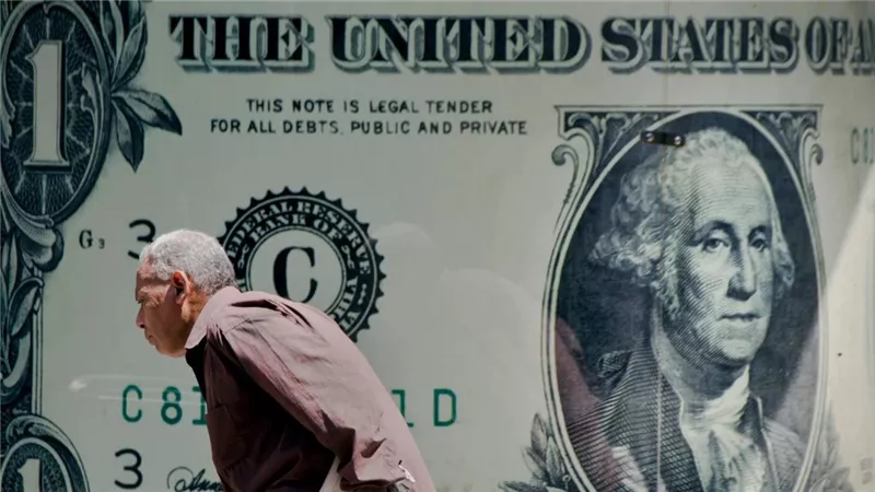 تراجع مفاجئ بنهاية التعاملات.. سعر الدولار اليوم يهوِي أمام الجنيه في البنوك ويتباين في السوق السوداء رغم تجاوزه 51 جنيهًا مصريًّا