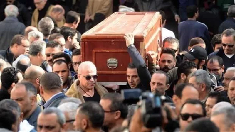 رحيل مؤلم يهز الساحة الفنية .. السينما تودّع أيقونة الإنتاج المصري - وفاة منتج وممثل ترك بصمة لا تُنسى في قلوب النجوم والجمهور | أشهر أعماله 
