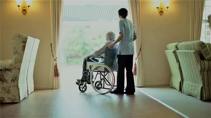 حالتها صـ عبة واتنقلت لـ دار المسنين.. شخصية عامة كانت صاحبة اسم تعرفه مصر بأكملها.. ادعوا لها