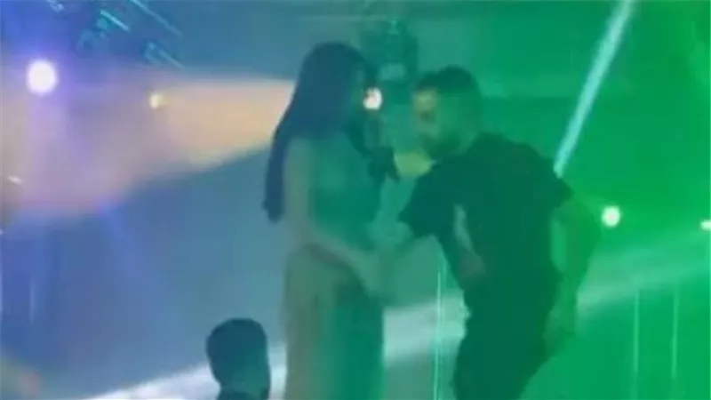 شاب يقتحم حفل سيرين عبد النور ولقطات لا تليق تذاع على الهواء.. شاهد!.. سيرين تثبت أن المحبة هي الحل برد فعلها
