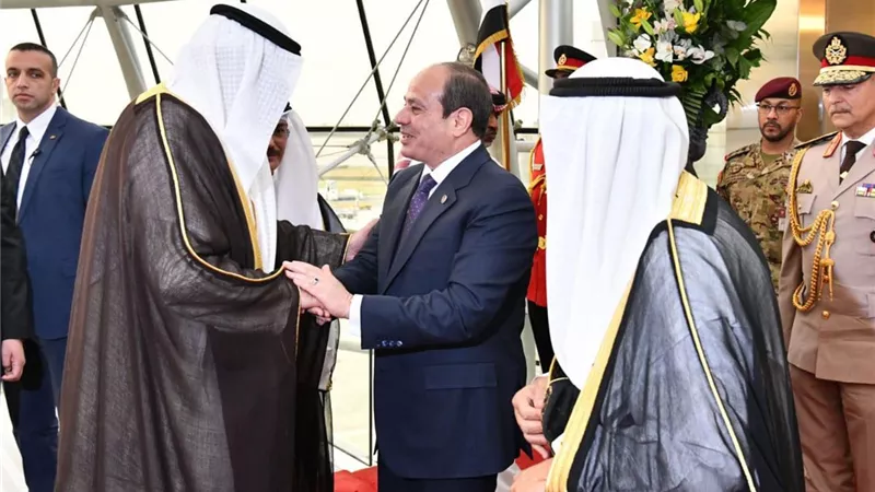 بيان هام وصور رسمية تنشر لاول مرة .. المتحدث الرئاسي يكشف تفاصيل استقبال السيسي في الكويت  ماذا دار بين الرئيس المصري والنائب الأول لرئيس الوزراء الكويتي؟